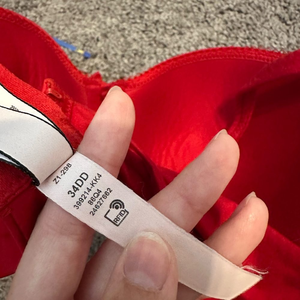 Body by Victoria’s Secret lined perfect coverage red bra size 34DD - Picture 3 of 8